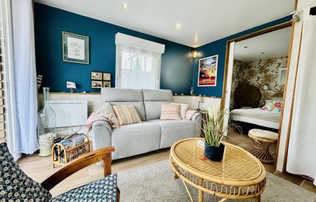 G&icirc;te n&deg;G1325 BARNEVILLE CARTERET - Manche - Salon t&eacute;l&eacute; avec canap&eacute; extra-confortable &eacute;lectrique