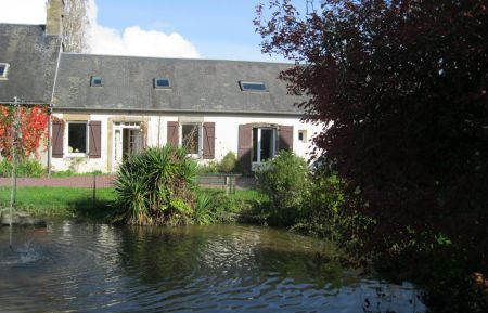 G&icirc;te n&deg;G354 BACILLY - Manche - Vue du g&icirc;te de l'autre c&ocirc;t&eacute; de la mare