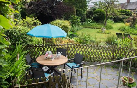 G&icirc;te n&deg;G642 DUCEY LES CHERIS - Manche - Vos repas en ext&eacute;rieur dans un bel &eacute;crin de verdure en plein centre-ville